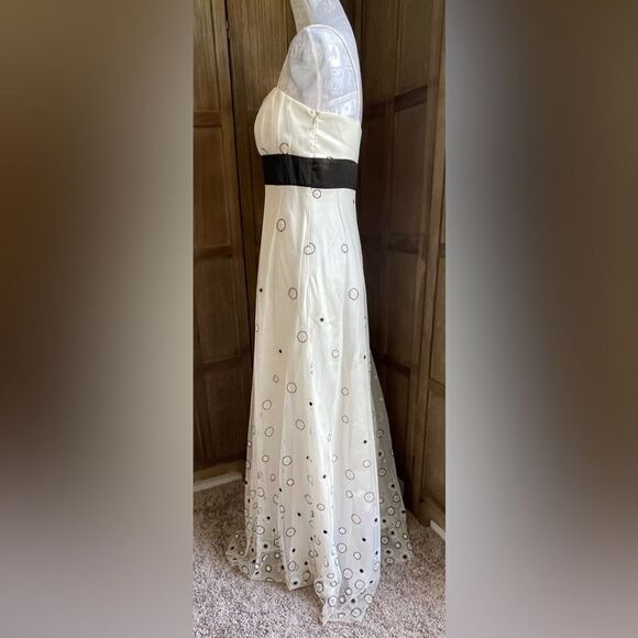 Black and White Prom Dress. - Picture 7 of 12